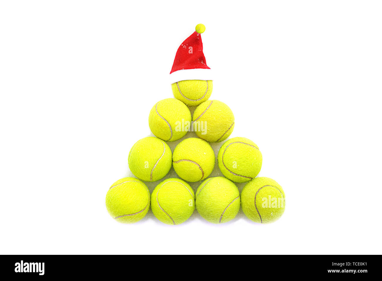 Santa hat sur balle de tennis sur fond blanc de la neige. Banque D'Images