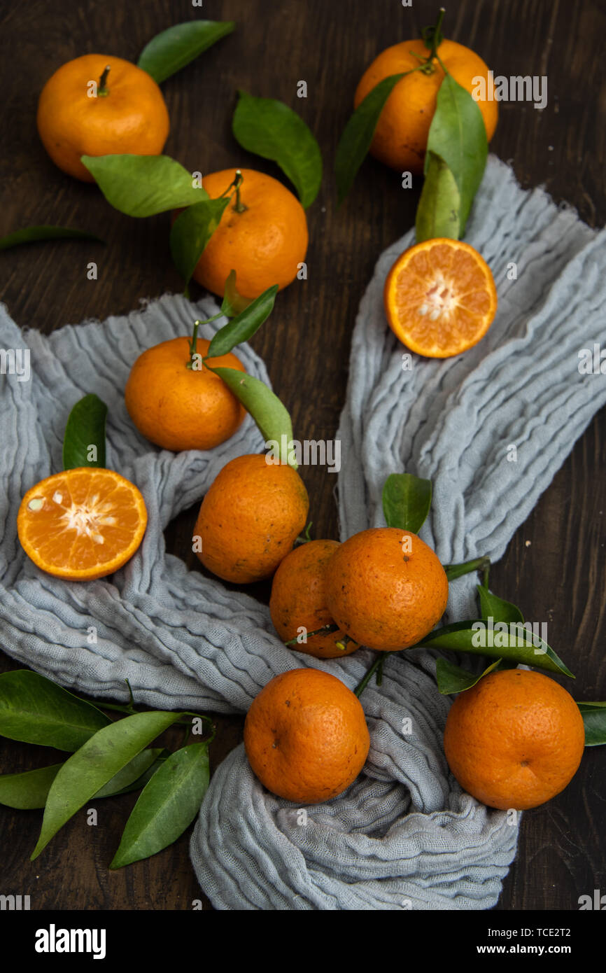 Les satsumas sur une table en bois Banque D'Images