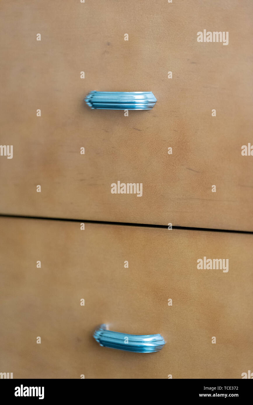 Close up de poignées de tiroirs en bois Banque D'Images