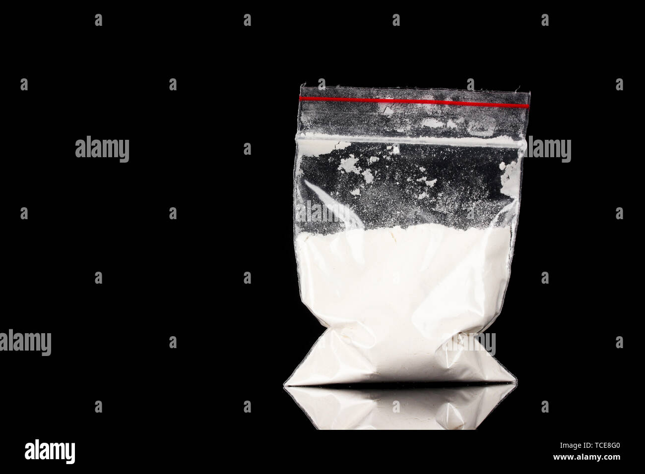 La cocaïne en paquet sur fond noir Banque D'Images