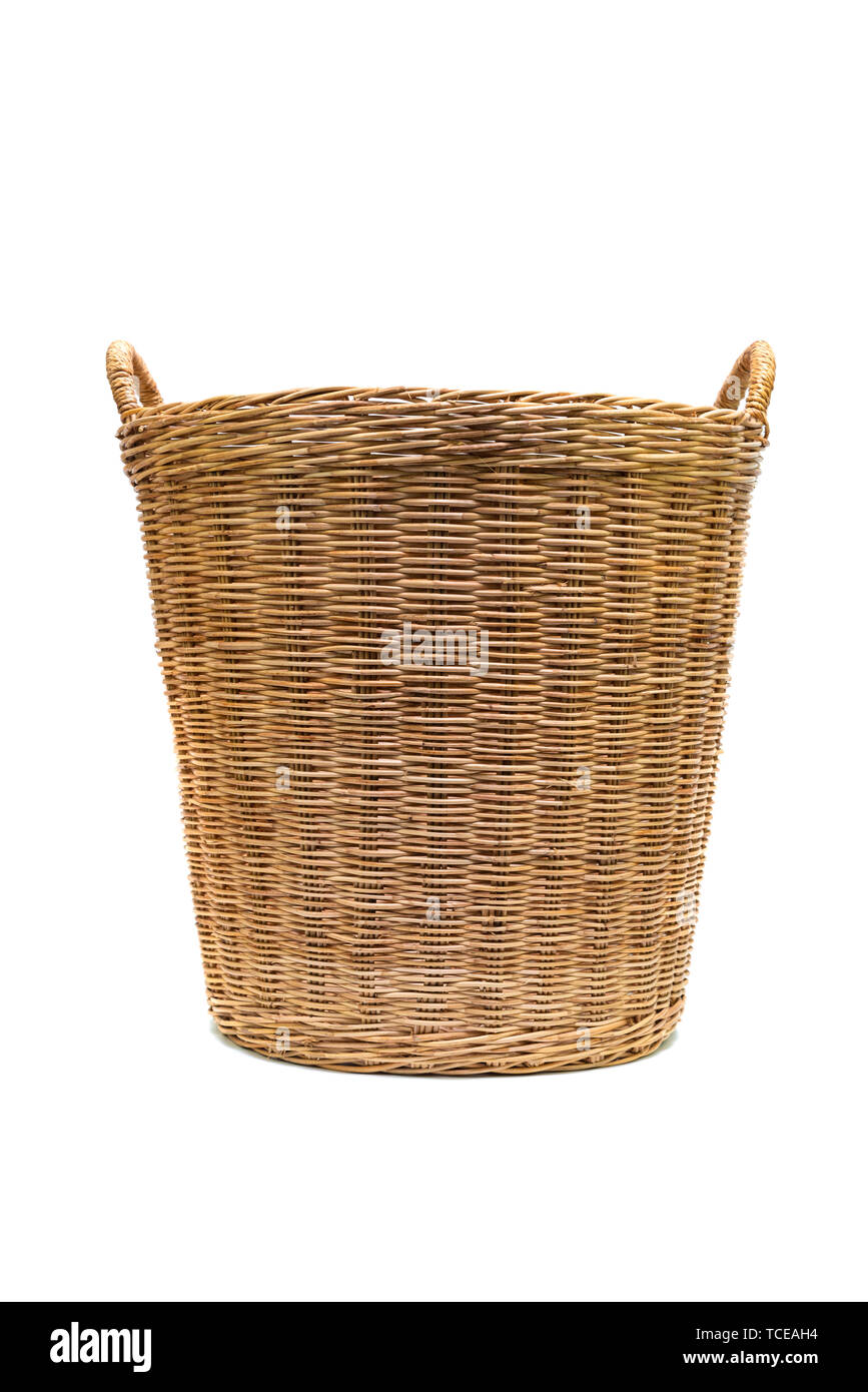 En osier Panier vide isolé sur fond blanc. Banque D'Images