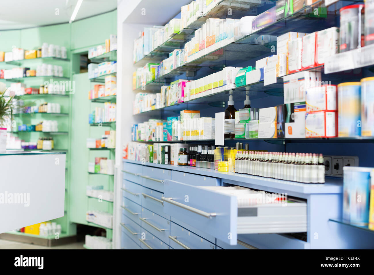 Droit de médicaments qui se trouvent dans les placards sur les étagères dans le département pharmaceutique. Banque D'Images