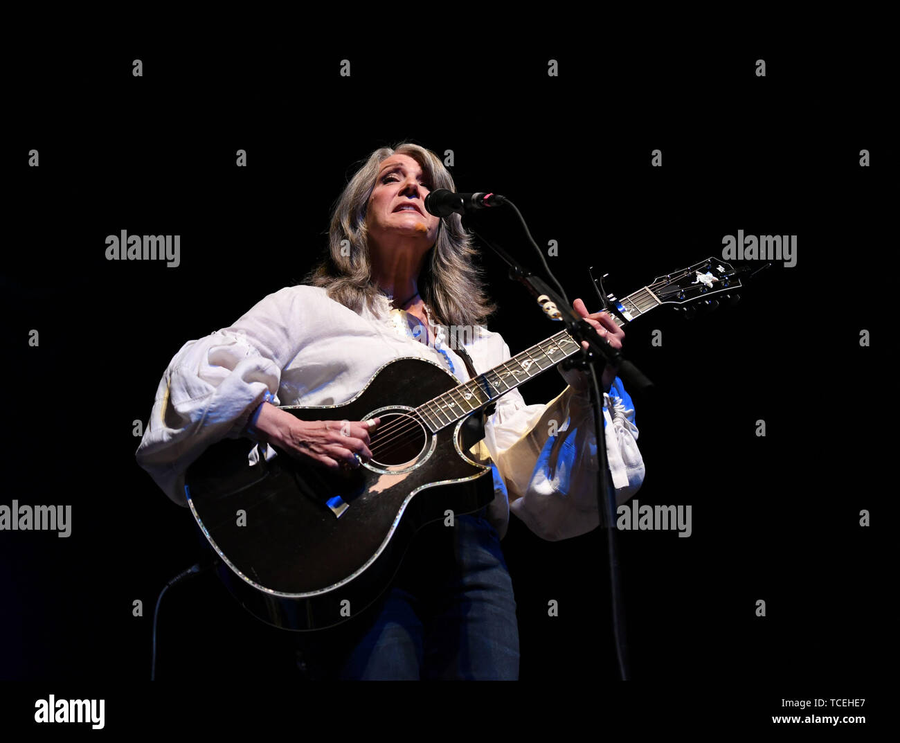 6 juin 2019 - Kathy Mattea, deux prix Grammy, quatre RMR quatre # un pays des célibataires juste pour mentionner quelques prix apporte ses chansons et histoires à l'Sandler Center de Virginia Beach, Virginie 6 Juin 2019.Â©Jeff Moore (crédit Image : © Jeff Moore/Zuma sur le fil) Banque D'Images
