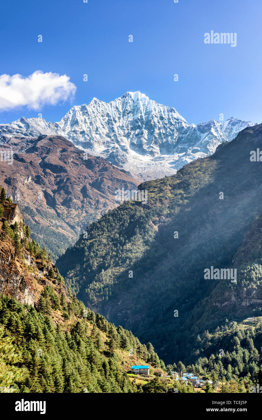 Voir dans le pittoresque paysage de haute montagne sur le camp de base de l'Everest trek entre Phakding et Namche Bazar, au Népal. Banque D'Images
