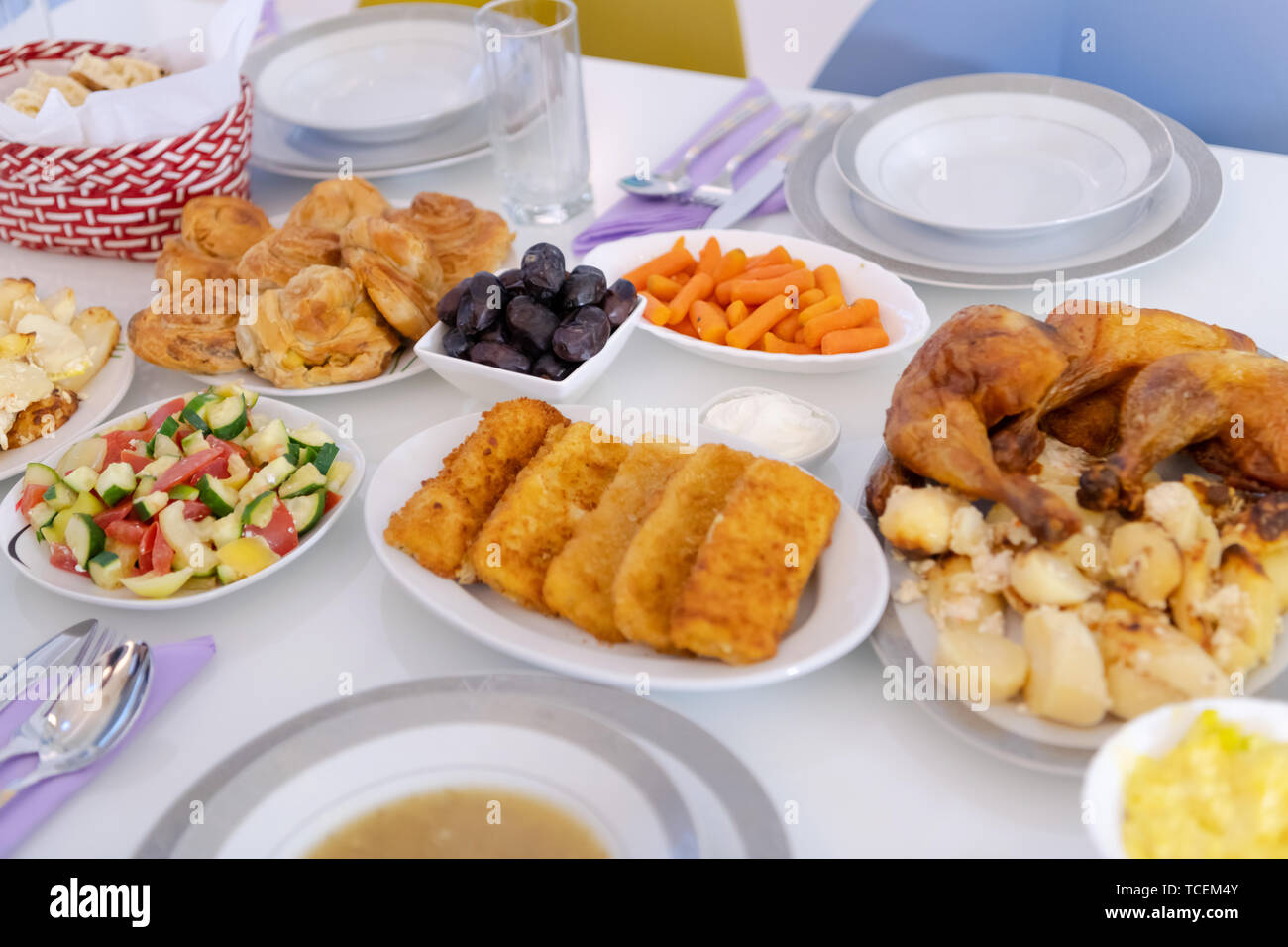 Superbement décoré et servi aliments colorés pour dîner iftar sur le tableau blanc pendant le ramadan fête à la maison Banque D'Images