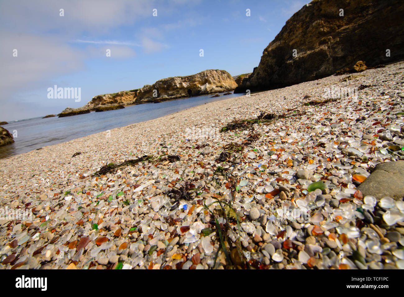 Corbeille en verre est lavée par les vagues et poli pour créer une plage de verre  poli. Glass Beach State Park en Californie Photo Stock - Alamy