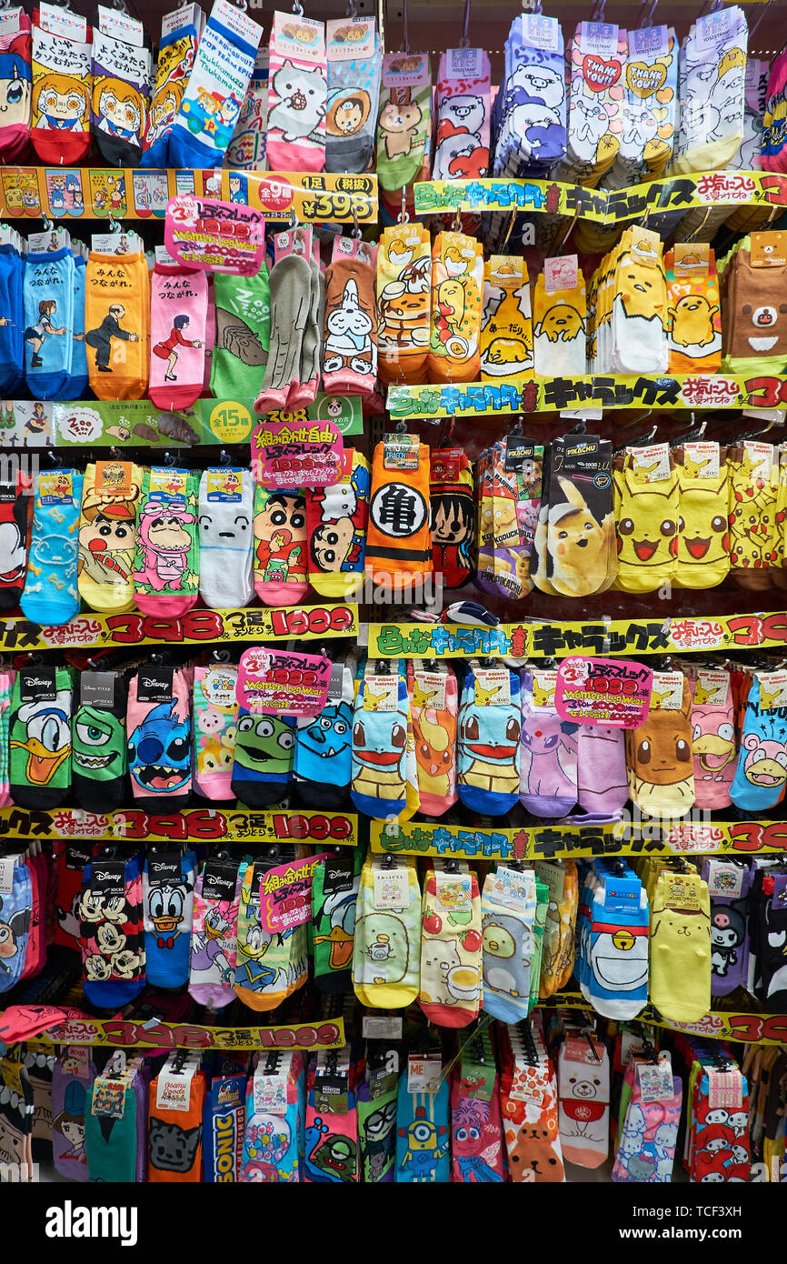 Drôle, chaussettes cartoon à vendre dans un magasin à Tokyo, Japon. Banque D'Images