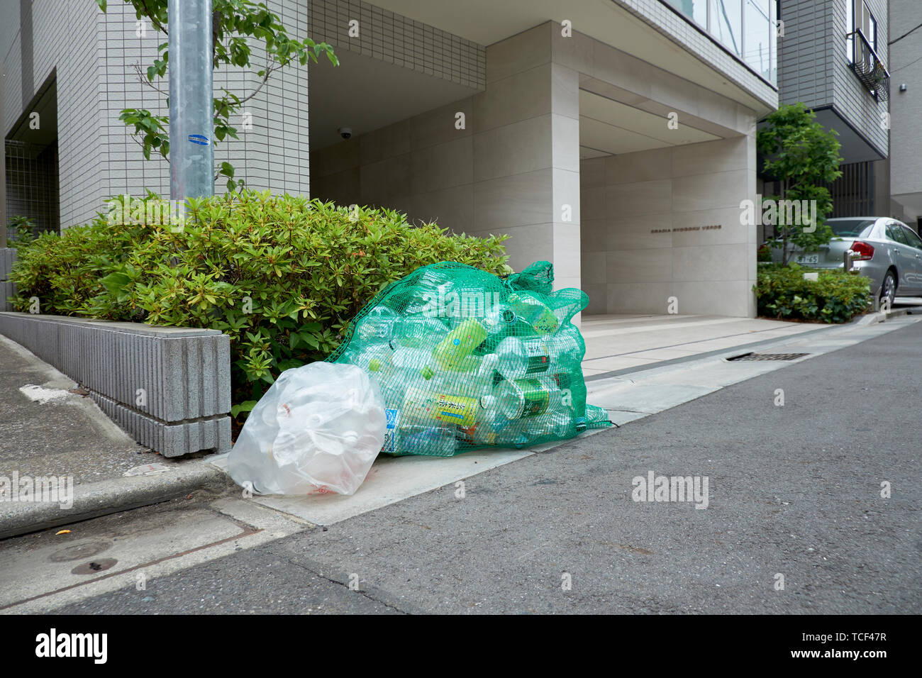 Prêt pour le recyclage des bouteilles en PET à Tokyo, Japon. Banque D'Images