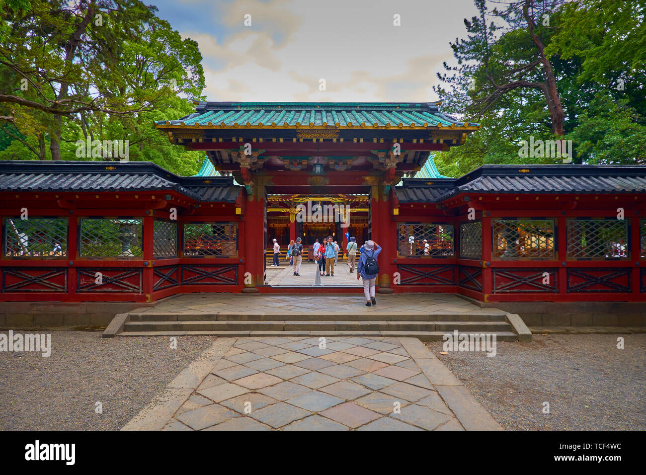 L'entrée d'un temple au sanctuaire Nezu à Tokyo, Japon. Banque D'Images