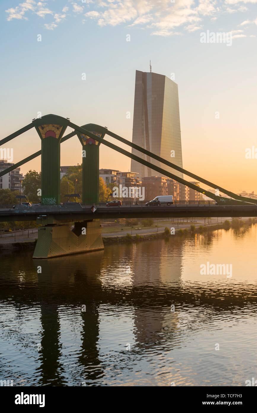 Banque centrale européenne, BCE avec pont radeau, sunrise, Frankfurt am Main, Hesse, Germany, Europe Banque D'Images
