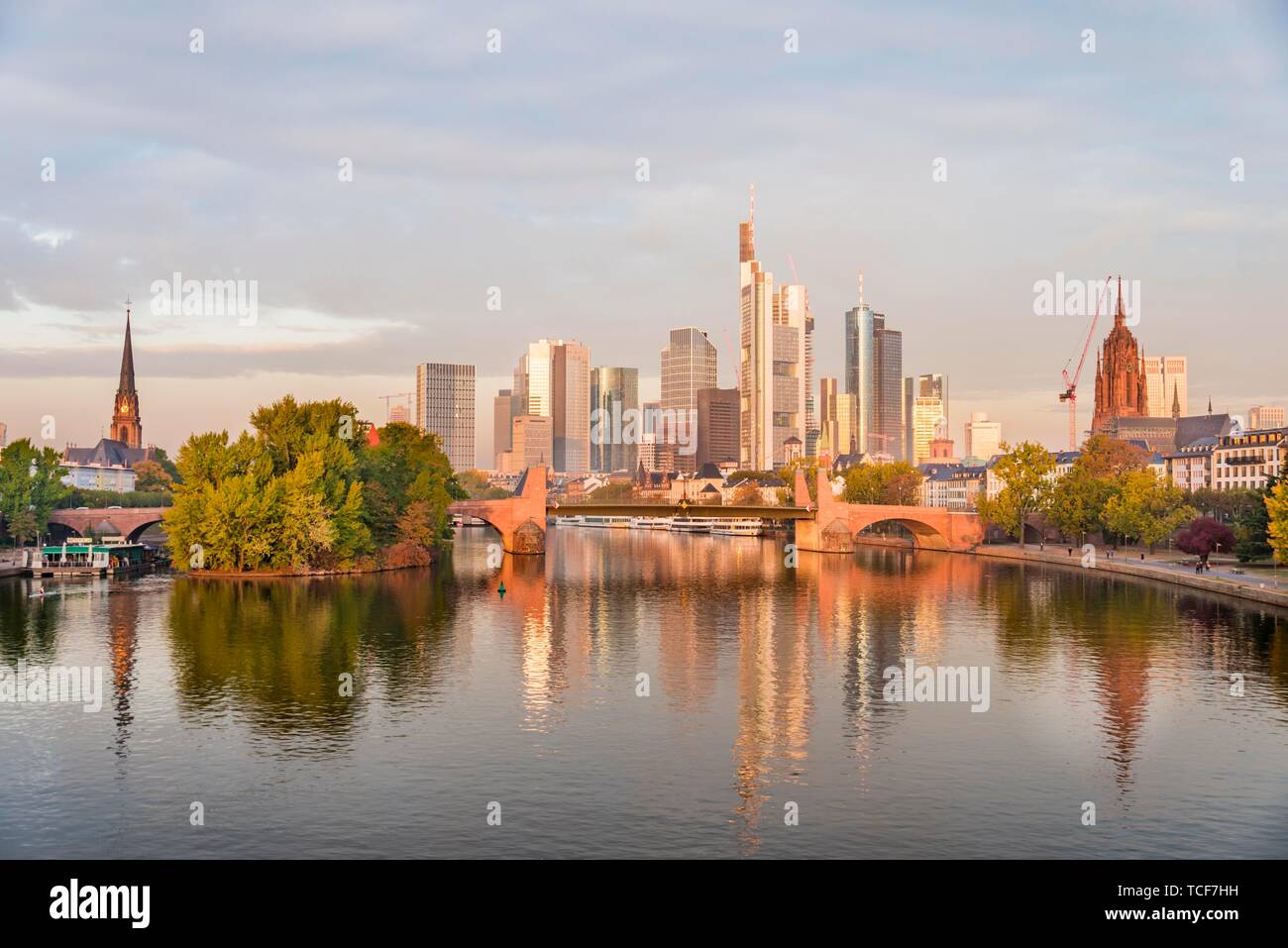 Le vieux pont sur le Main avec skyline, des gratte-ciel dans le quartier des banques dans la lumière du matin, Frankfurt am Main, Hesse, Germany, Europe Banque D'Images