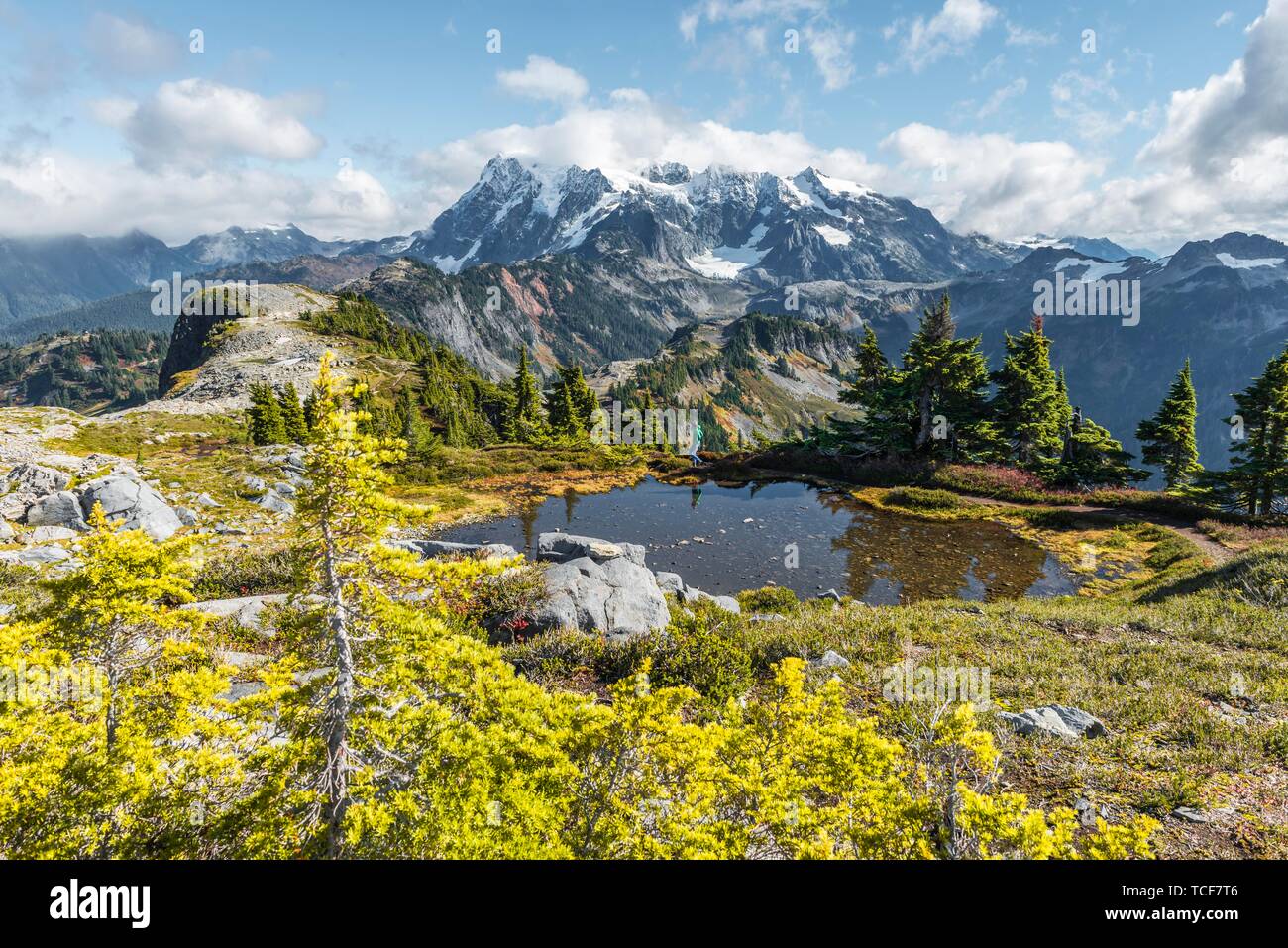 Petit lac de montagne à la montagne de Table, Mt. Shuksan avec neige et glacier, Mt. Baker-Snoqualmie National Forest, North Carolina, USA, Amérique du Nord Banque D'Images