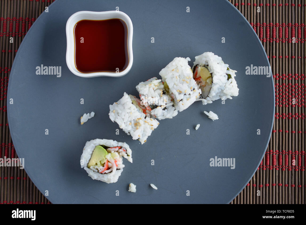 Au-dessus de close-up sushi sculpté près de soy couché sur plaque gris Banque D'Images