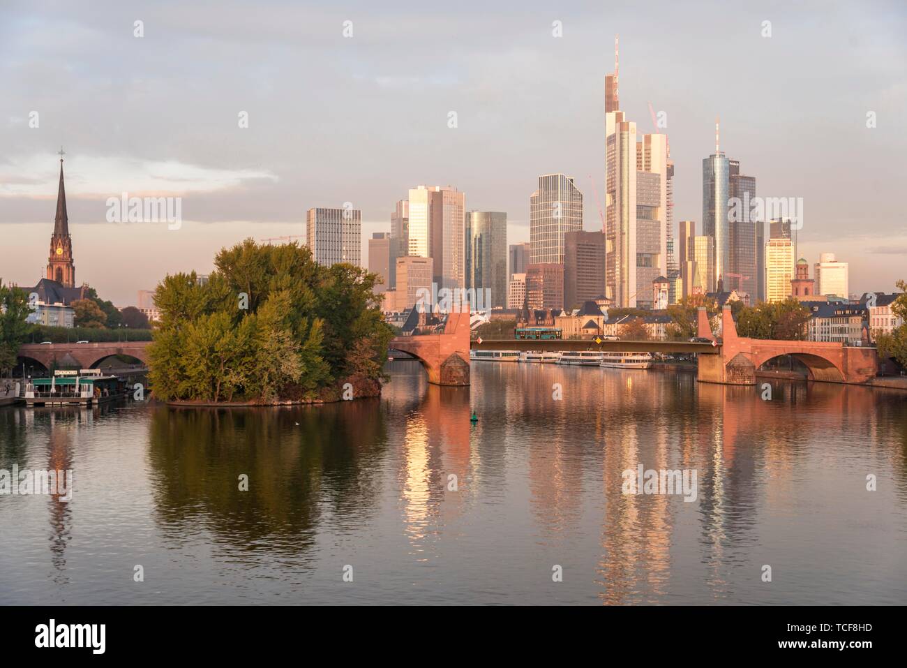 Le vieux pont sur le Main avec skyline, des gratte-ciel dans le quartier des banques dans la lumière du matin, Frankfurt am Main, Hesse, Germany, Europe Banque D'Images