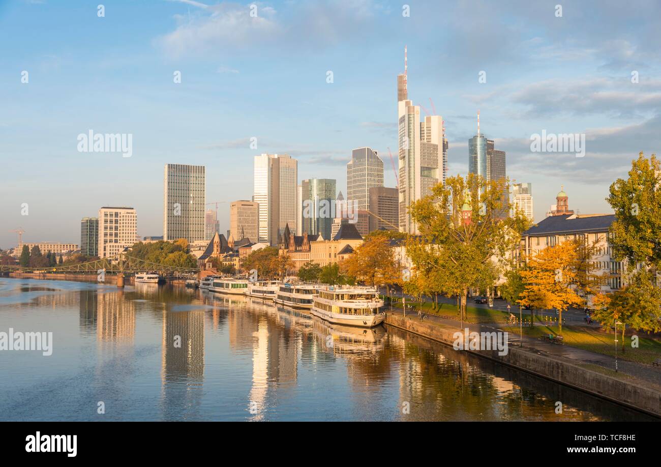 Main, d'horizon, de gratte-ciel dans le quartier des banques dans la lumière du matin, Frankfurt am Main, Hesse, Germany, Europe Banque D'Images