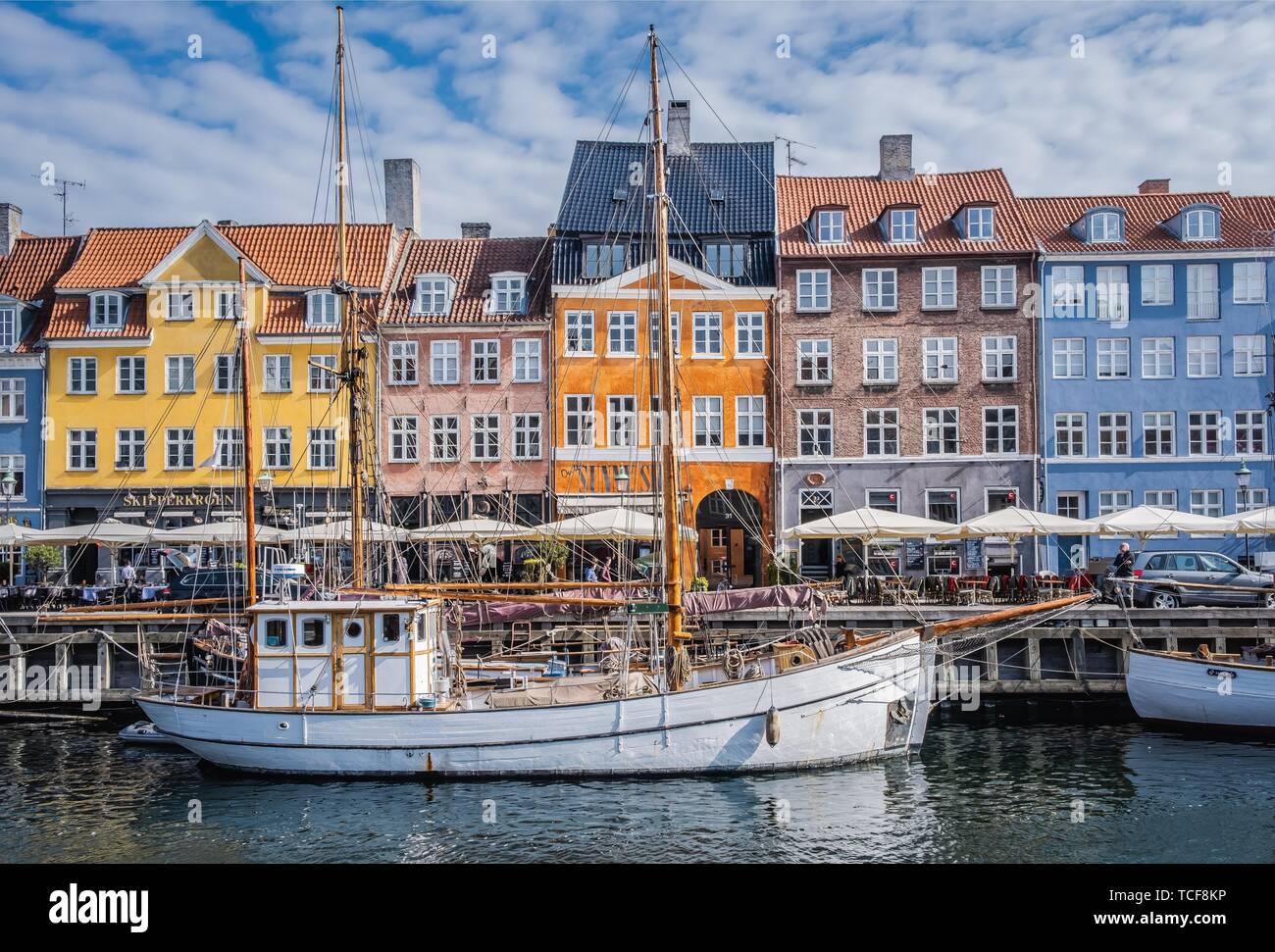 Bateaux à voile sur le canal en face de façades colorées, Nyhavn, Copenhague, Danemark, Europe Banque D'Images