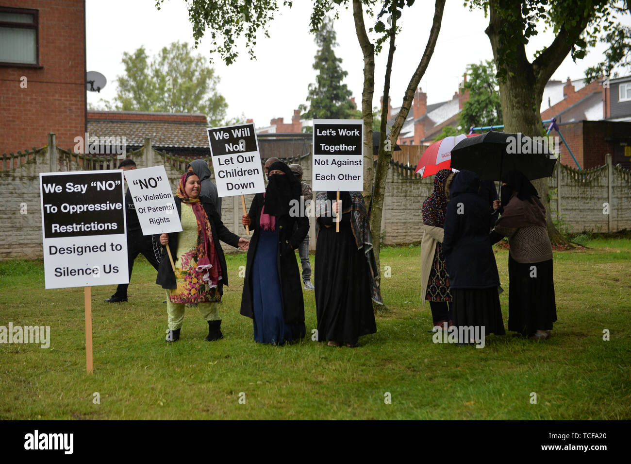 Les manifestants tiennent leur première manifestation depuis l'injonction a été accordée à moins d'agir immédiatement en dehors de l'école primaire, Parc Anderton à Moseley, Birmingham, au cours de l'éducation relation LGBT matériaux utilisés à l'école. Banque D'Images