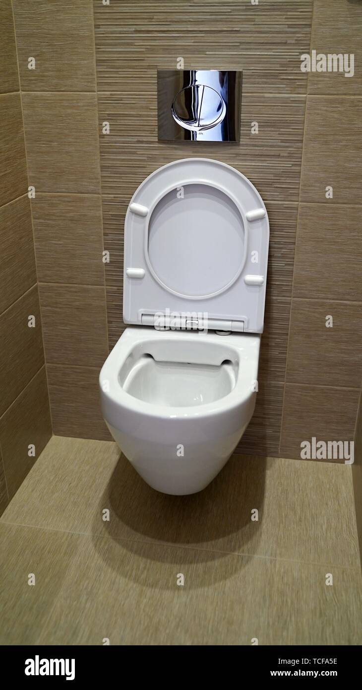 Dans la cuvette des toilettes. Toilettes dans les toilettes, vue d'en haut Banque D'Images