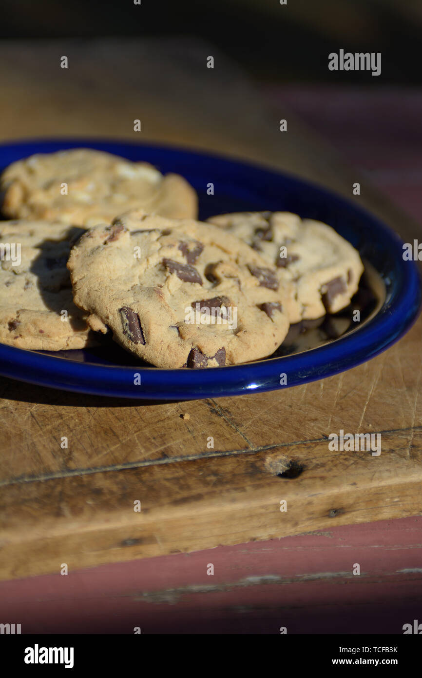 Cookies aux pépites de chocolat sur une plaque sur une table de pique-nique. Banque D'Images