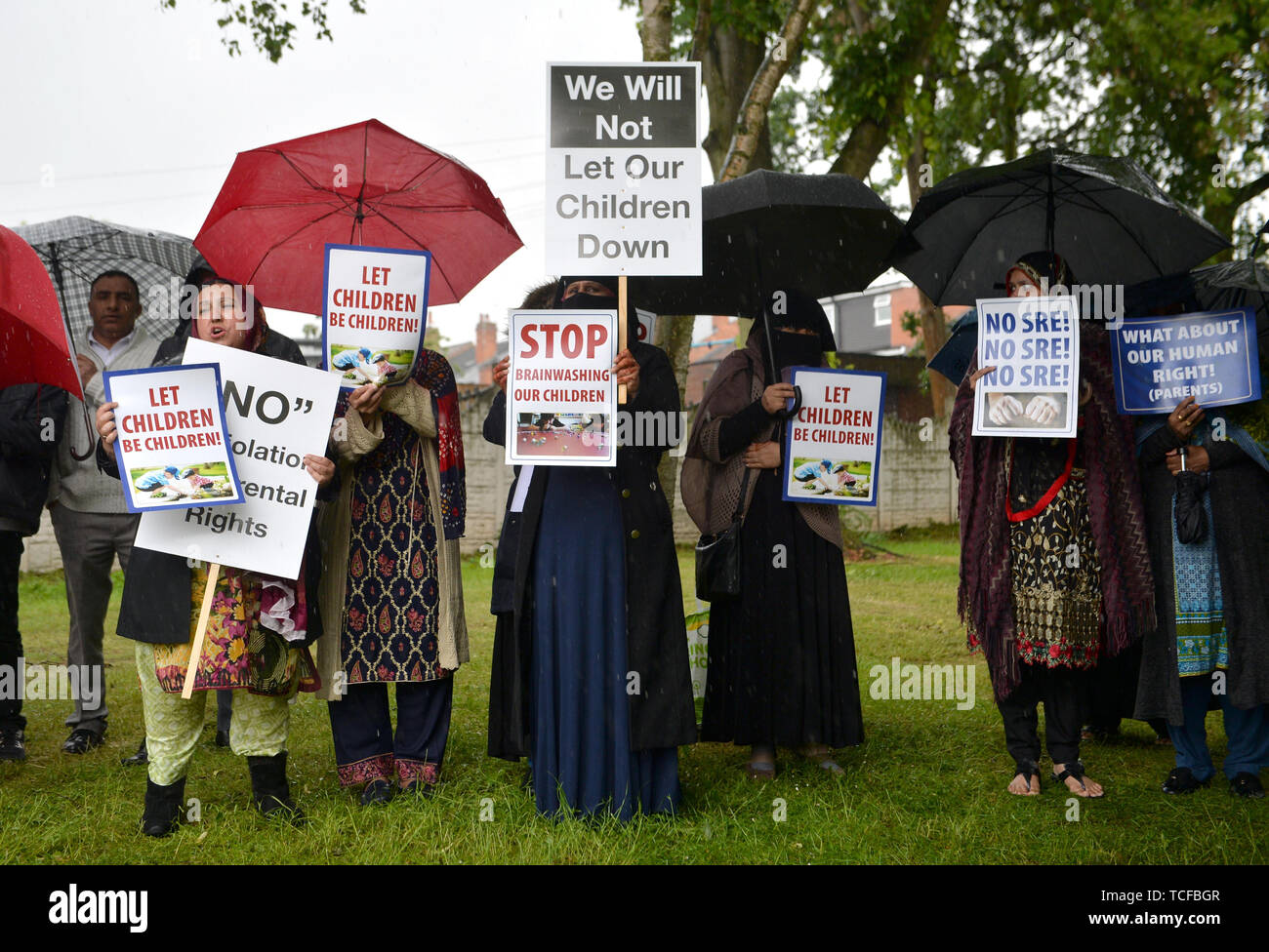 Les manifestants tiennent leur première manifestation depuis l'injonction a été accordée à moins d'agir immédiatement en dehors de l'école primaire, Parc Anderton à Moseley, Birmingham, au cours de l'éducation relation LGBT matériaux utilisés à l'école. Banque D'Images