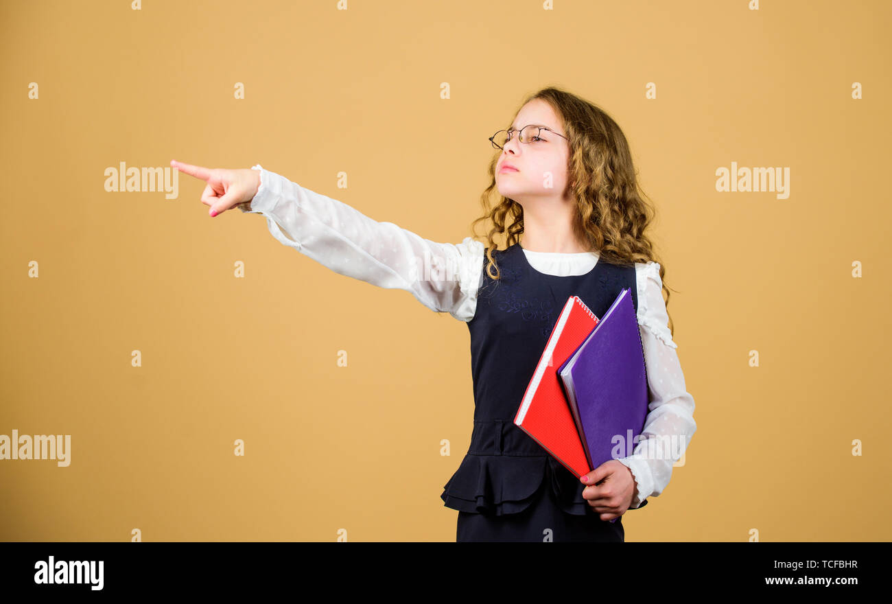 Se préparer à l'examen. La préparation d'examens dans la bibliothèque. Petit enfant usure formelle. L'éducation formelle et de homeschooling. Vérifier les connaissances. Examen final à venir. Dossier test manuel fille tenir. Examen scolaire concept. Banque D'Images