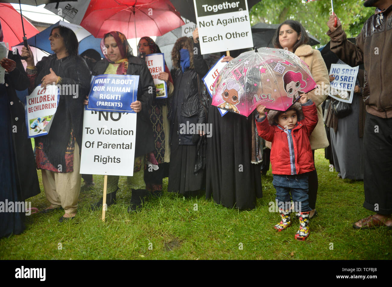 Les manifestants tiennent leur première manifestation depuis l'injonction a été accordée à moins d'agir immédiatement en dehors de l'école primaire, Parc Anderton à Moseley, Birmingham, au cours de l'éducation relation LGBT matériaux utilisés à l'école. Banque D'Images