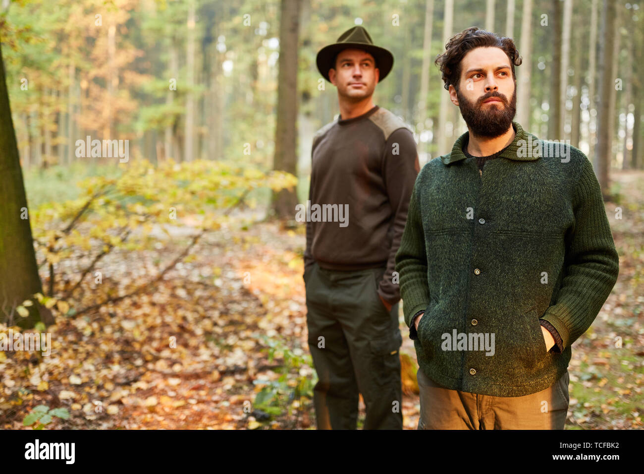L'équipe de forestier sur un tour dans les bois travaille ensemble pour la conservation de la nature Banque D'Images