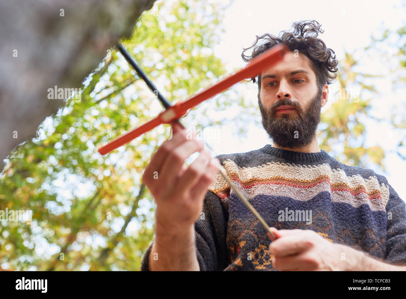 Forester utilise le forage d'échelon pour tester la croissance des bois et la santé des arbres Banque D'Images