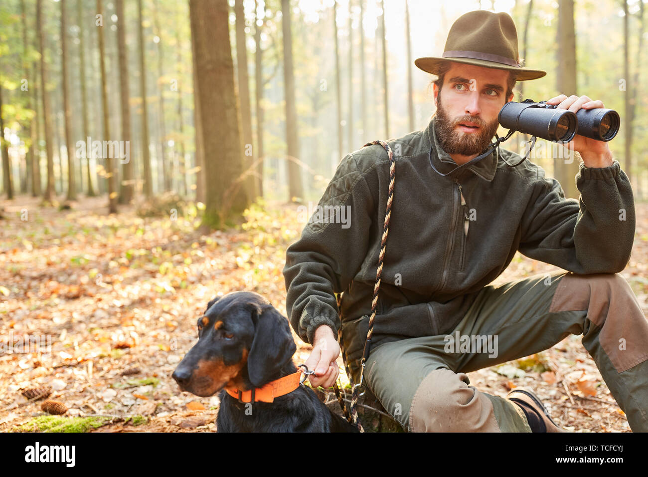 Ingénieur forestier ou un chasseur avec des jumelles et hack sur chasser la chasse dans la forêt Banque D'Images