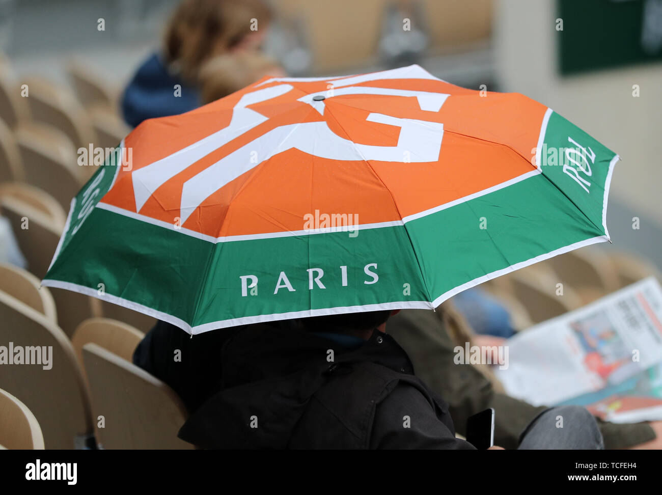 Un spectateur met en place un parapluie pendant le demi-finale de l'Open de  France à Roland Garros, Paris Photo Stock - Alamy