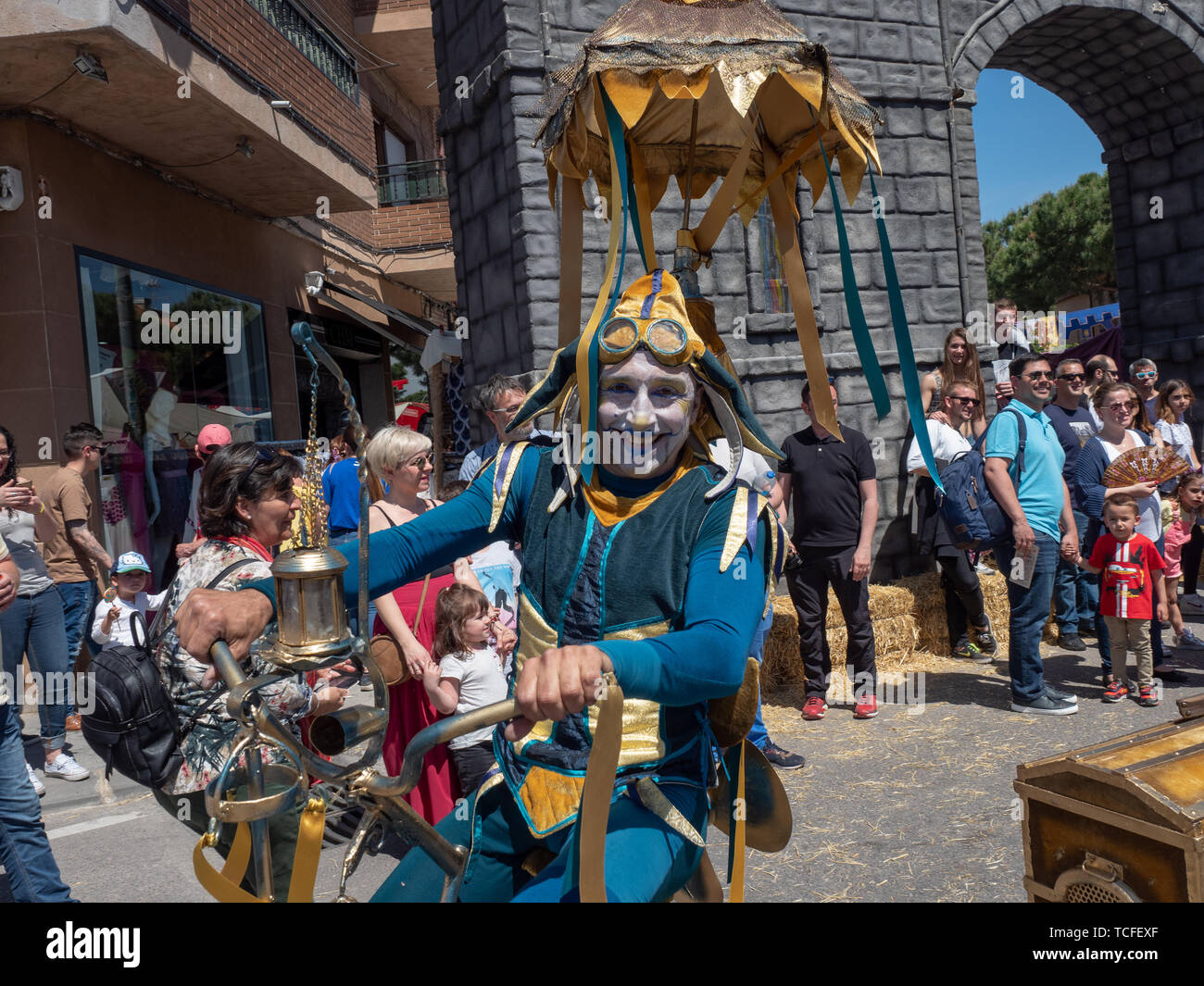 Le 01 mai 2019 Ville de El Alamo, Guadalajara, Espagne, marché médiéval. Les habitants de la ville de El Alamo se déguiser et exécuter dans le str Banque D'Images