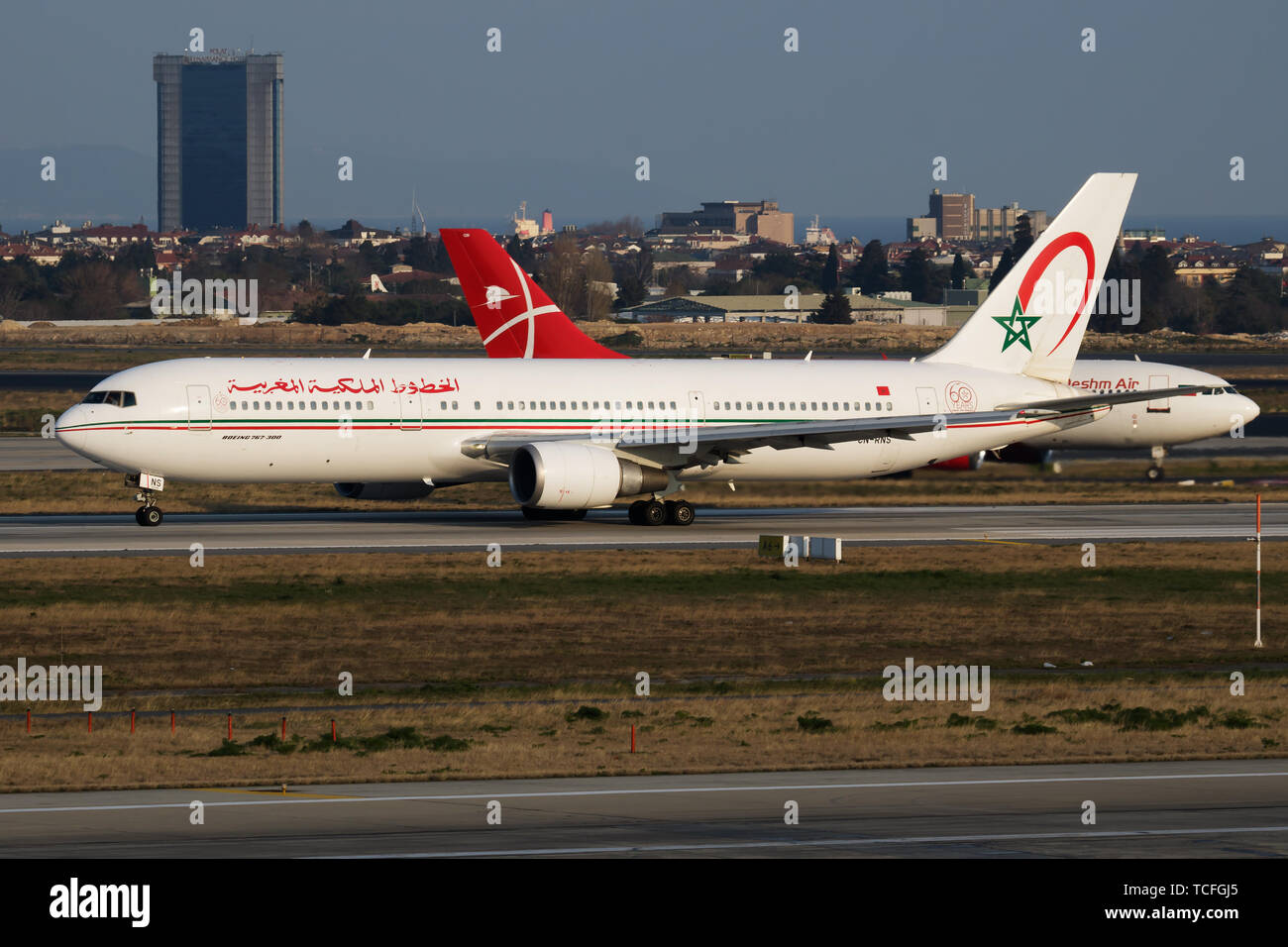 Royal Air Maroc Boeing 767-300 immatriculé CN-RNS taxiing à l'aéroport Atatürk d'Istanbul (IST), Turquie, avril 2019 Banque D'Images