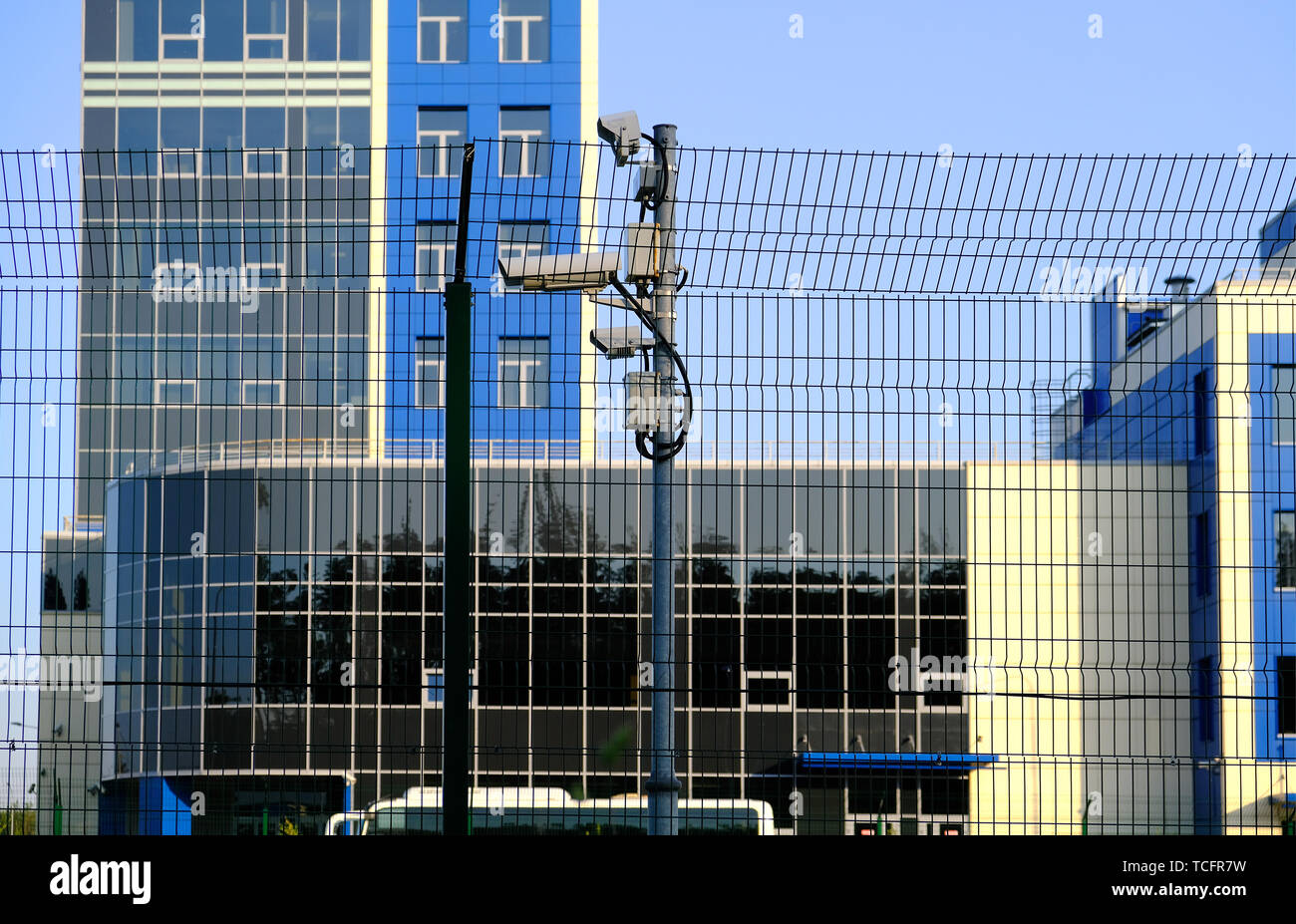 Zone protégée. Des caméras de surveillance pour la surveillance. Des images de vidéosurveillance de notre propriété. Fence Banque D'Images