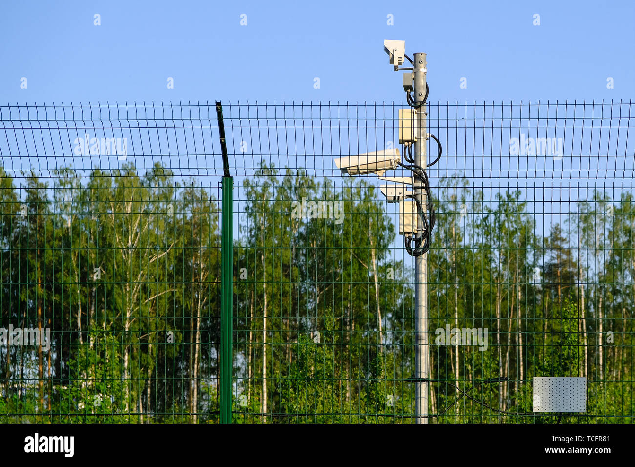 Zone protégée. Des caméras de surveillance pour la surveillance. Des images de vidéosurveillance de notre propriété. Fence Banque D'Images
