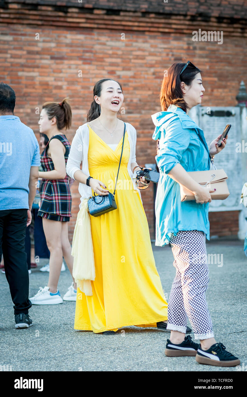 Les touristes asiatiques prennent des photos et aiment une blague à Tha Phae Gate dans la vieille partie de Chiang Mai, Thaïlande. Banque D'Images