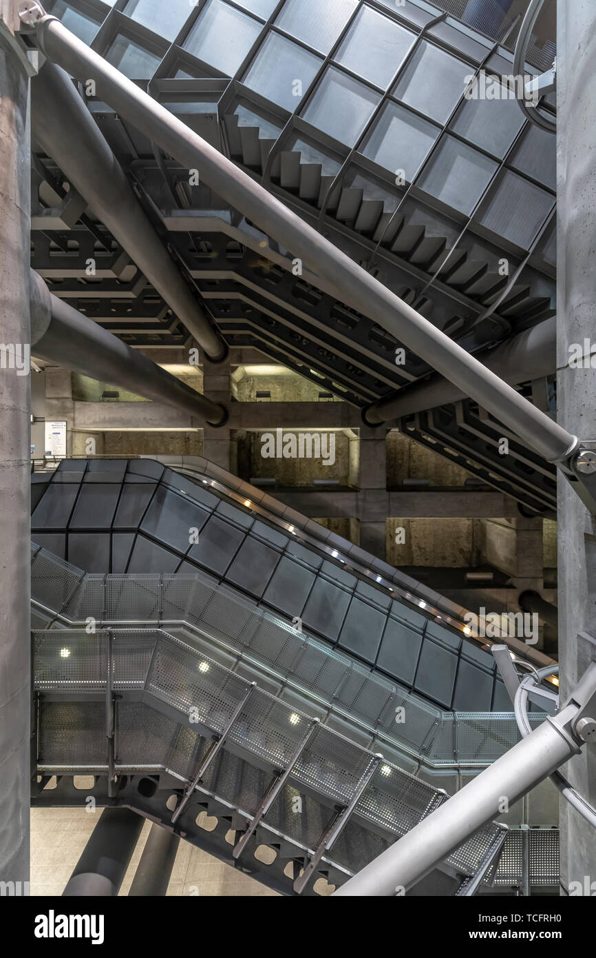 La station de métro Westminster de Londres. Conçu par Michael Hopkins Hopkins d'architectes. Achevé en 1999. Banque D'Images