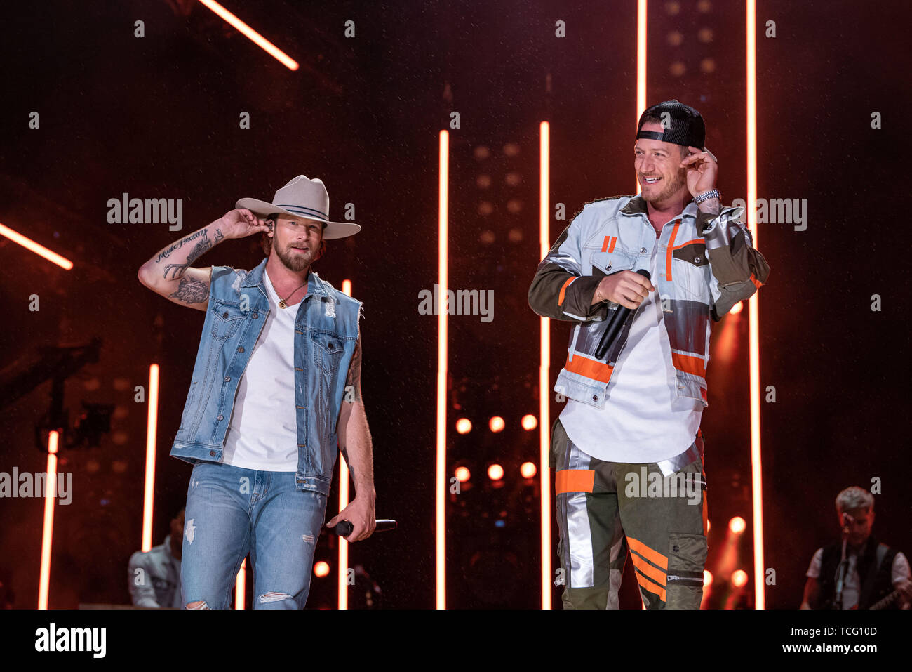 NASHVILLE, TENNESSEE - JUIN 06 : Brian Kelley et Tyler Hubbard de Florida Georgia Line effectuer sur scène lors de la première journée de 2019 CMA Music Festival 06 Juin, 2019 à Nashville, Tennessee. Photo : Andrew/MediaPunch Wendowski pour imageSPACE Banque D'Images