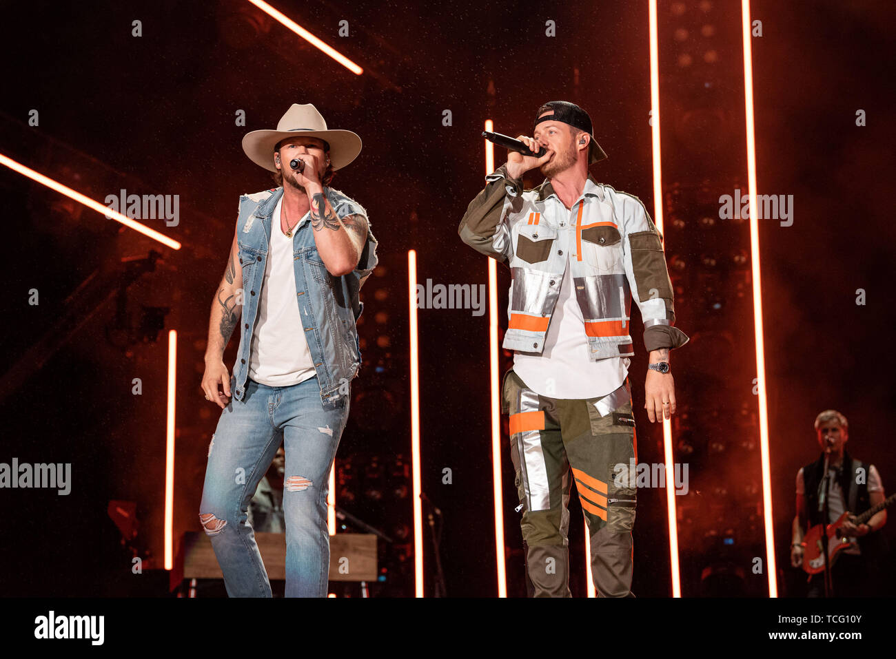 NASHVILLE, TENNESSEE - JUIN 06 : Brian Kelley et Tyler Hubbard de Florida Georgia Line effectuer sur scène lors de la première journée de 2019 CMA Music Festival 06 Juin, 2019 à Nashville, Tennessee. Photo : Andrew/MediaPunch Wendowski pour imageSPACE Banque D'Images