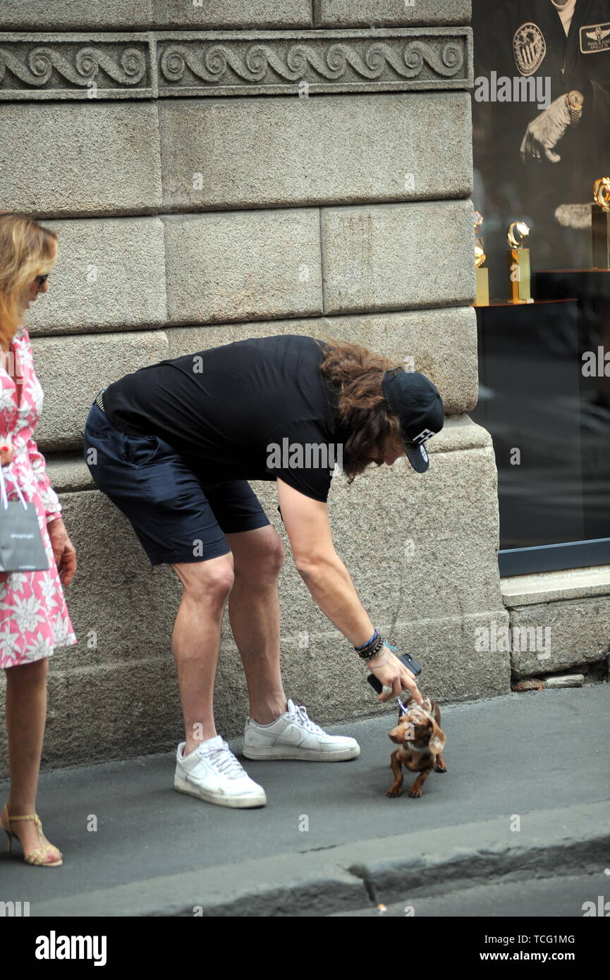 Milan, Martin Castrogiovanni avec son nouveau chien prend le taxi Martin Castrogiovanni-argentin, né italien, ancien joueur de rugby de l'équipe nationale italienne et maintenant un plat de personnalité, premier concurrent de 'Dancing with the stars' puis 'Tu sÃ¬ que vales', arrive en ville avec son petit chien le Tito et en attente de prendre un taxi, il est reconnu par beaucoup de gens qui font appel à lui pour des photos souvenirs, et même un mendiant lui parvient à obtenir quelques pièces. Banque D'Images