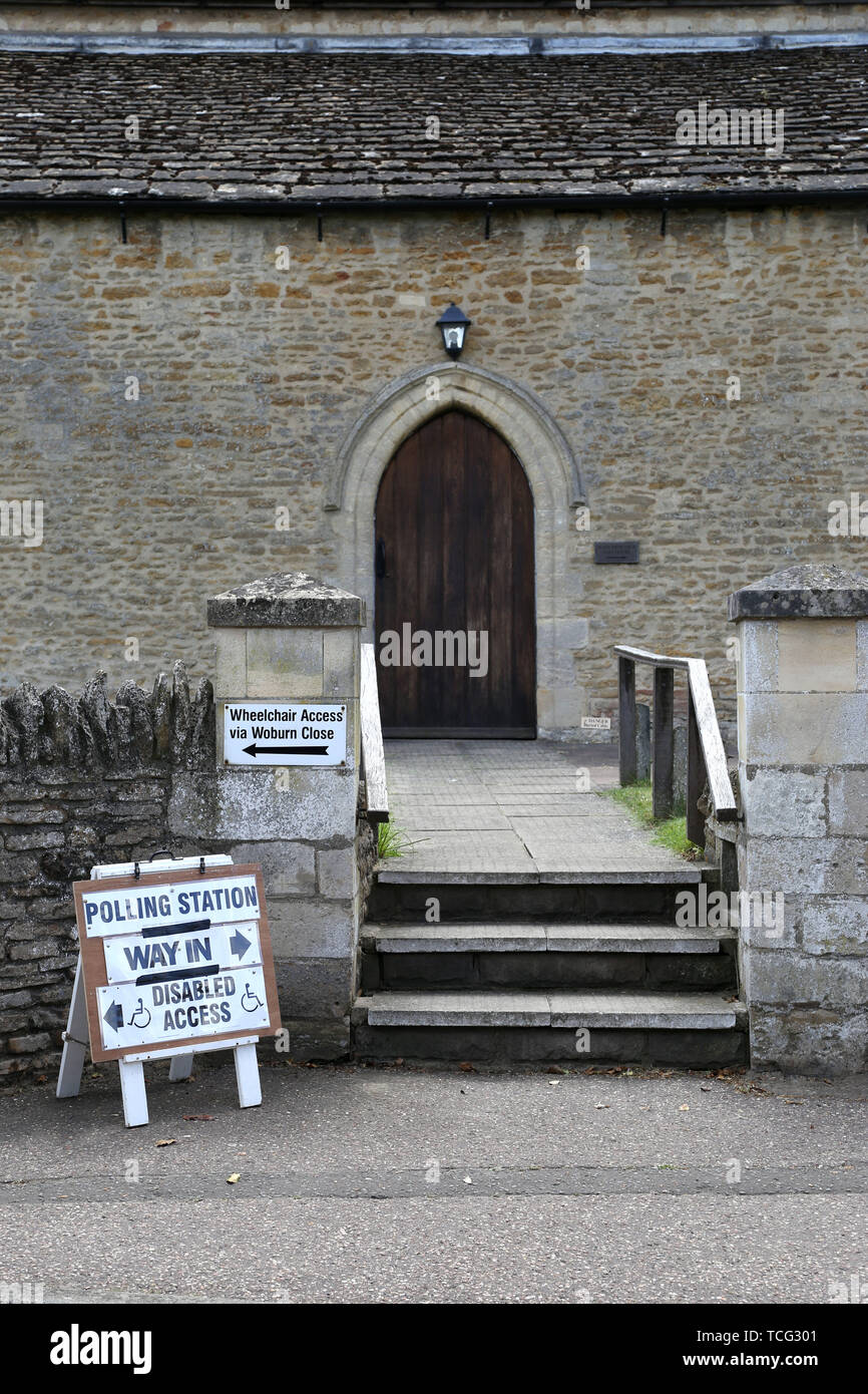 Peterborough, Royaume-Uni. 07Th Juin, 2019. Un bureau de scrutin signe. Une élection partielle a eu lieu à Peterborough aujourd'hui après avoir déshonoré MP Fiona Onasanya a été retiré de son poste de député de Peterborough où plus de 19 000 ont signé une pétition de révocation, après sa comparution en cour plus d'une contravention pour excès de vitesse, et son sort de prison. L'élection partielle de Peterborough, à Peterborough, Cambridgeshire, Royaume-Uni le 6 juin 2019. Crédit : Paul Marriott/Alamy Live News Banque D'Images