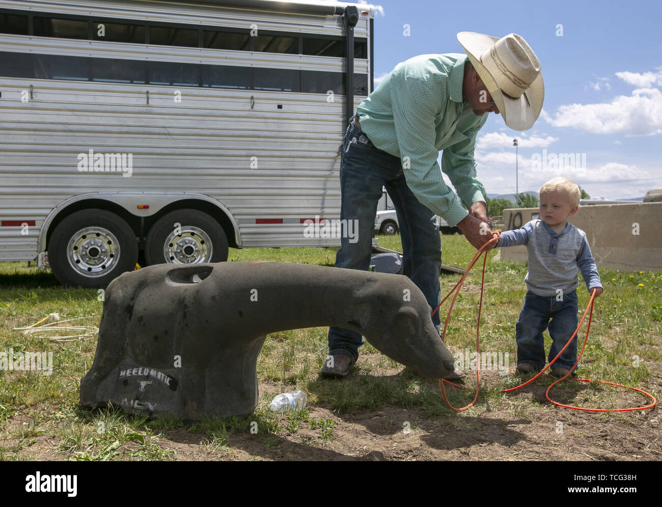 Heber City, Utah, USA. 7 juin, 2019. Jimmy Crandall de Payson Utah aide son fils âgé d'un an Ryder Apprenez comment utiliser un lasso à la Wasatch Comté Carrière extérieure en Heber City Utah, le 7 juin 2019. Credit : Natalie Behring/ZUMA/Alamy Fil Live News Banque D'Images