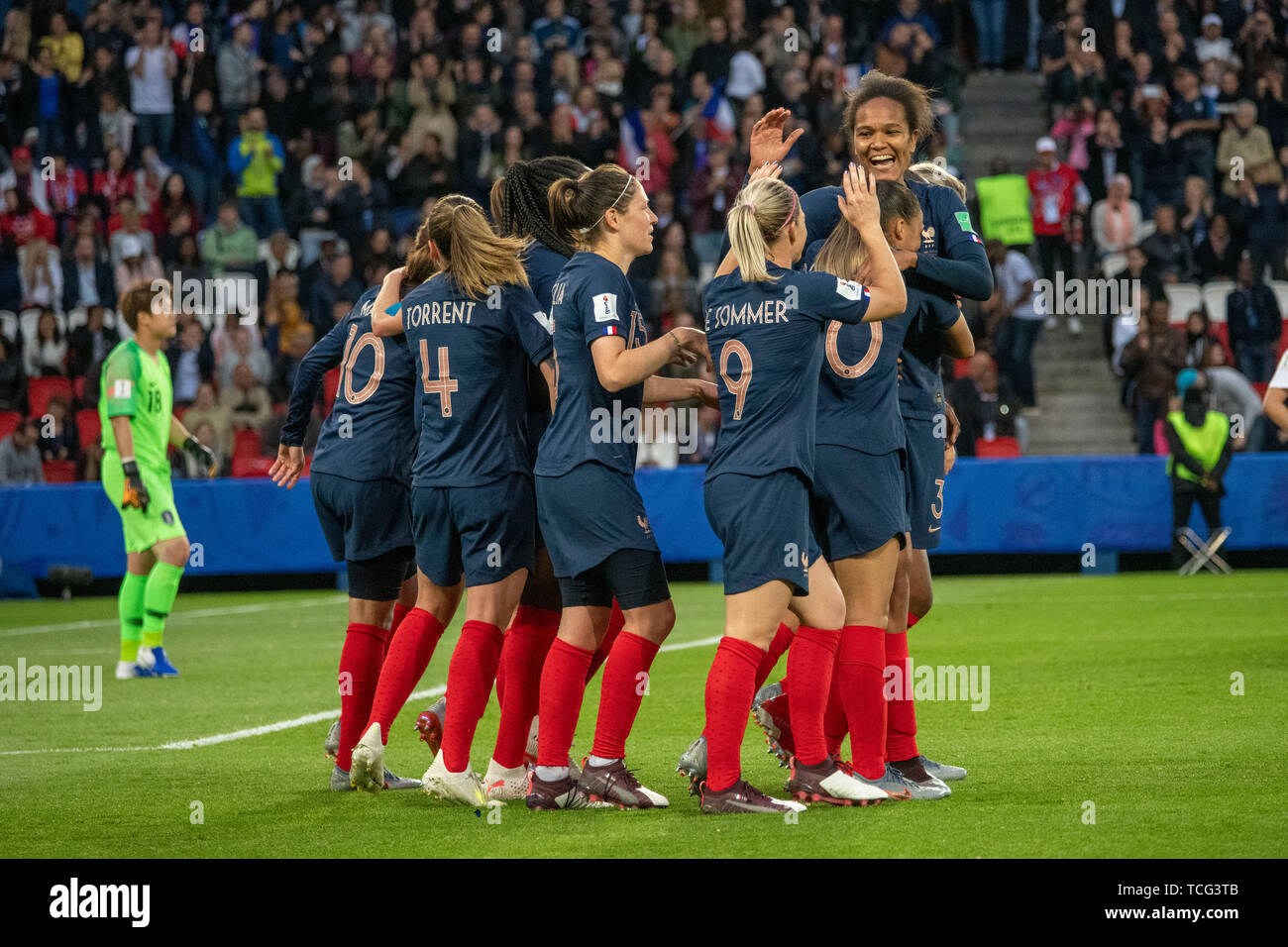 Paris, France. 7 juin, 2019. Wendie Renard (France) célèbre après avoir marqué le troisième but de son équipe lors de la Coupe du Monde féminine de la fifa France 2019 match du groupe A entre la France de la Corée du Sud 4-0 au Parc des Princes à Paris, France, le 7 juin 2019. Credit : Maurizio Borsari/AFLO/Alamy Live News Banque D'Images