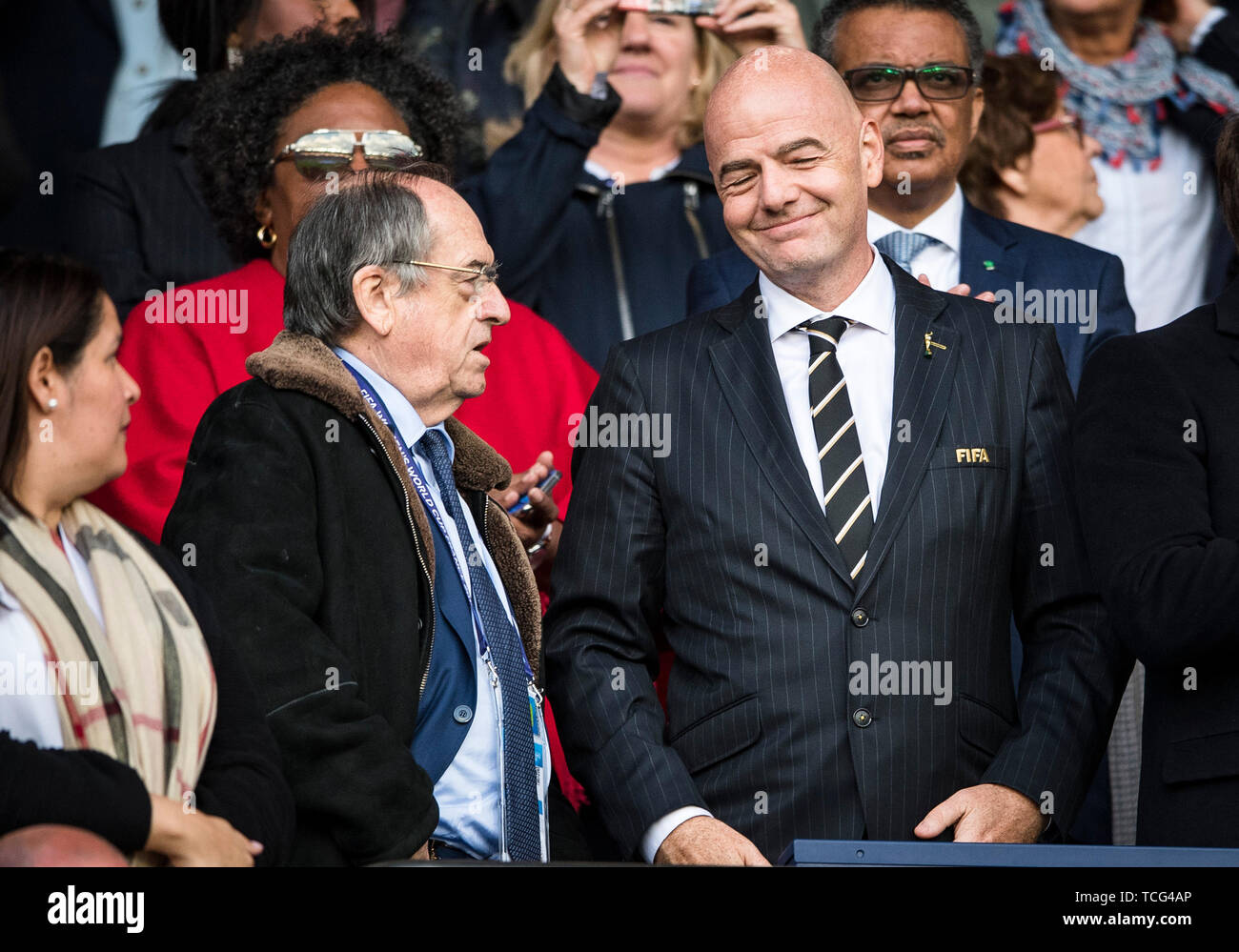 Paris, France. 7 juin, 2019. Le Président de la FIFA, Gianni Infantino (R) des entretiens avec le président de la Fédération Française de Football Noël Le Graet pendant le match d'ouverture entre la France et la Corée du Sud à la 2019 Coupe du Monde féminine de la Fifa en paires, France, le 7 juin 2019. Credit : Xiao Yijiu/Xinhua/Alamy Live News Banque D'Images