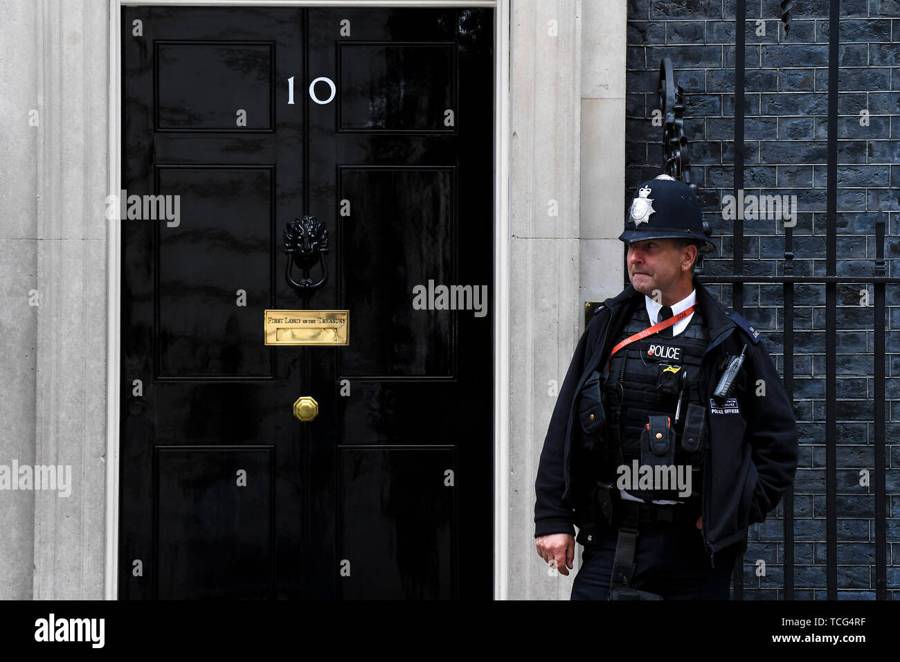 Beijing, Chine. 7 juin, 2019. Un policier monte la garde au 10 Downing Street à Londres le 7 juin 2019. Le Premier ministre britannique Theresa peut démissionné vendredi comme le chef du parti conservateur, mais elle restera comme le premier ministre jusqu'à ce que son successeur est choisi. Credit : Alberto Pezzali/Xinhua/Alamy Live News Banque D'Images