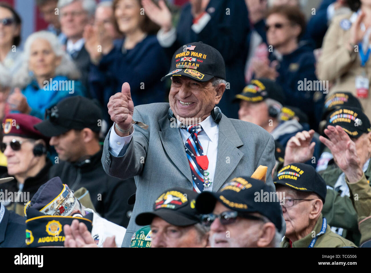 Londres, Royaume-Uni. 06 Juin, 2019. Le président Donald J. Trump salue les anciens combattants de la Seconde Guerre mondiale à la 75e Commémoration de D-Day Jeudi 6 juin 2019, au cimetière américain de Normandie en Normandie, France personnes : le Président Donald Trump Credit : tempêtes Media Group/Alamy Live News Banque D'Images