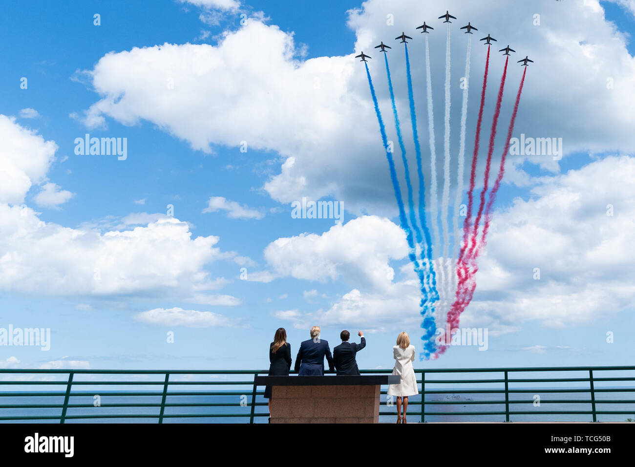 Normandie, France. 06 Juin, 2019. Le président Donald J. Trump et la Première Dame Melania Trump, rejoint par le président français Emmanuel Macron et son épouse Mme Brigitte Macron, regarder un survol d'une République française, l'équipe de démonstration aérienne des red, white and blue smoke Jeudi 6 juin 2019, au cimetière américain de Normandie en Normandie, France. People : Le président Donald Trump Credit : tempêtes Media Group/Alamy Live News Banque D'Images