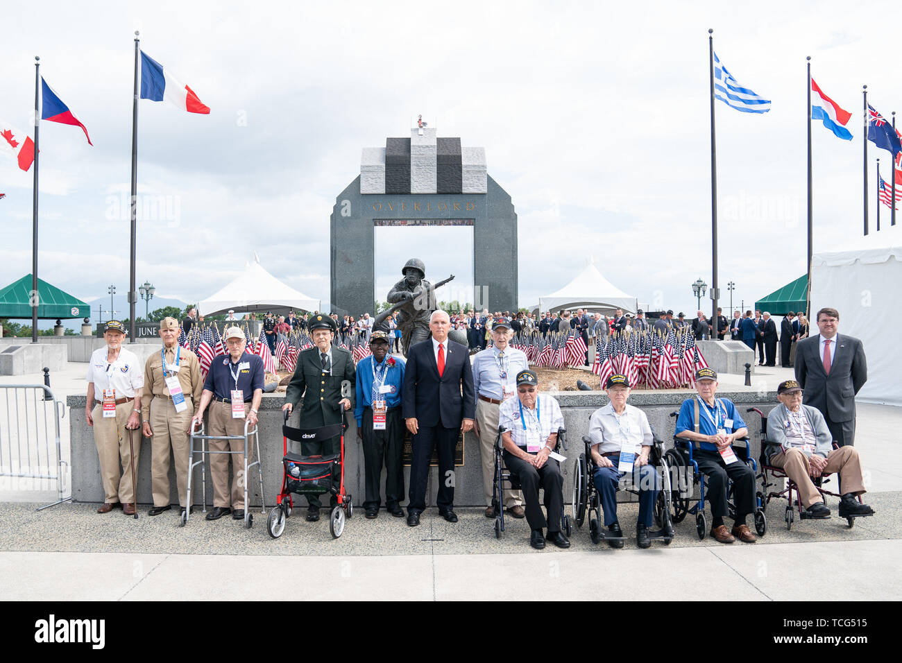 Bedford, États-Unis d'Amérique. 06 Juin, 2019. Vice-président Mike Pence pose pour une photo avec les anciens combattants de la Seconde Guerre mondiale et le secrétaire des Affaires des anciens combattants Robert Wilkie au D-Day "Final Salute Cérémonie commémorative du 75e anniversaire du jeudi 6 juin 2019, au National D-Day Memorial à Bedford, va les gens : le Président Donald Trump Credit : tempêtes Media Group/Alamy Live News Banque D'Images