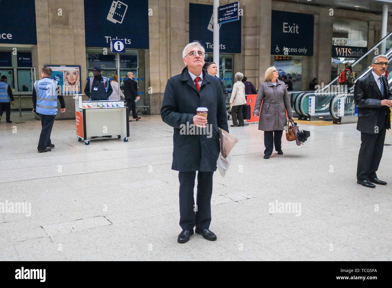 London UK. 8 juin 2019. John McDonnell Shadow Chancelier de l'Échiquier du Travail et député de Glasgow attend au hall de la gare de Waterloo à crédit de voyage : amer ghazzal/Alamy Live News Banque D'Images