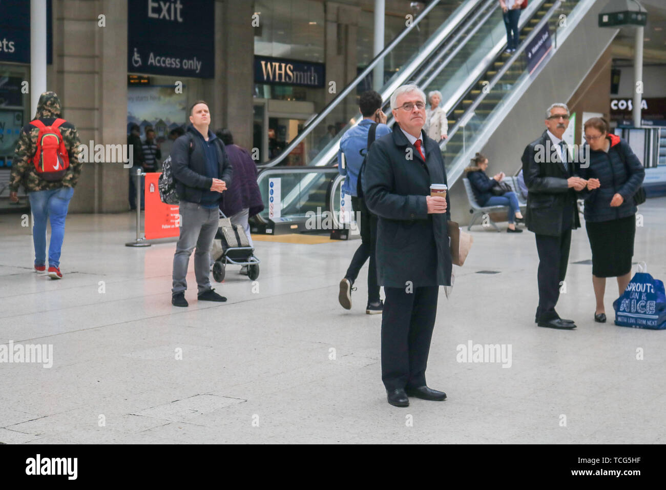 London UK. 8 juin 2019. John McDonnell Shadow Chancelier de l'Échiquier du Travail et député de Glasgow attend au hall de la gare de Waterloo à crédit de voyage : amer ghazzal/Alamy Live News Banque D'Images