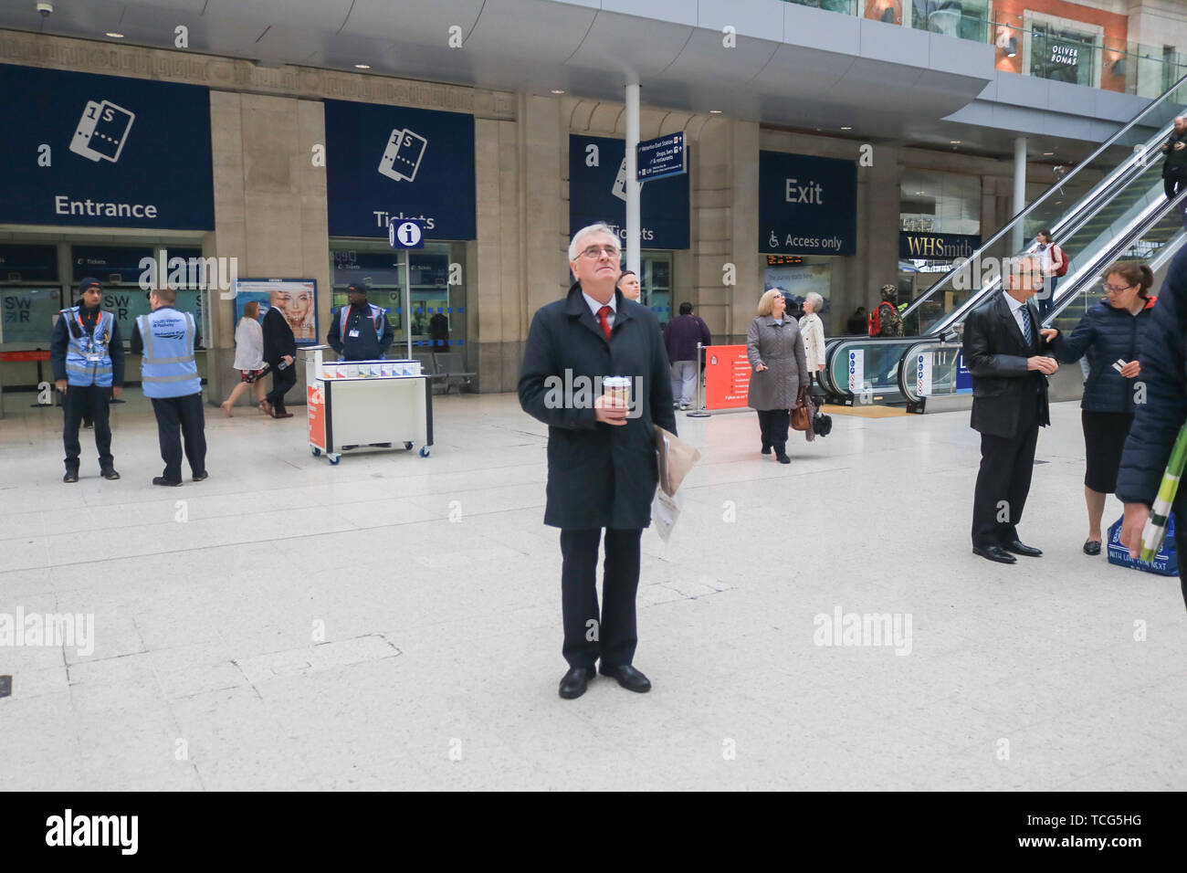 London UK. 8 juin 2019. John McDonnell Shadow Chancelier de l'Échiquier du Travail et député de Glasgow attend au hall de la gare de Waterloo à crédit de voyage : amer ghazzal/Alamy Live News Banque D'Images